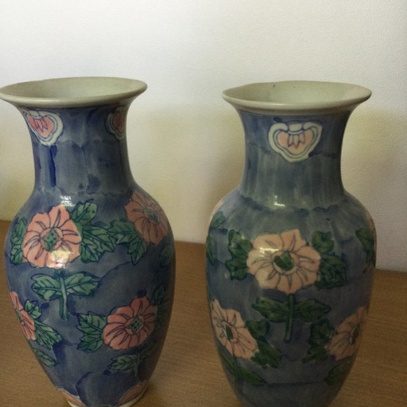 Two matching Chinese ceramic vases small hand painted 8" - Picture 3 of 5